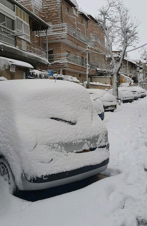 Snow covered cars in Jerusalem. (Photo: Roi Yanovsky)