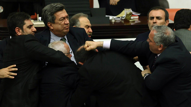 אגרופים ובעיטות בפרלמנט הטורקי (צילום: AFP) (צילום: AFP)