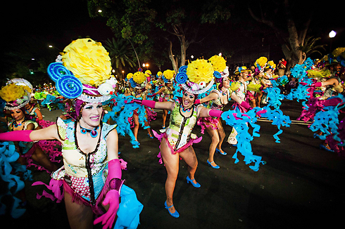 רקדניות משתתפות במצעד במהלך הקרנבל שנערך בטנריף, האי הגדול והמאוכלס ביותר באיים הקנריים (צילום: AFP) (צילום: AFP)