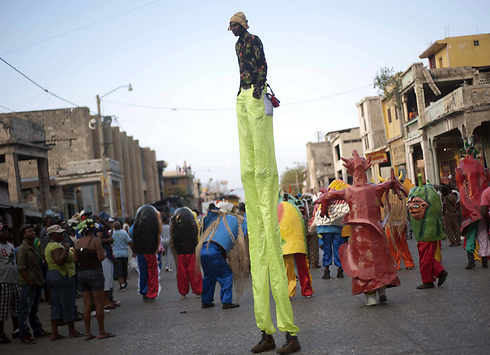 בבירת האיטי, פורט-או-פרינס, חגגו במשך שלושה ימים את הקרנבל הגדול שנערך מדי שנה במדינה הקריבית (צילום: AFP) (צילום: AFP)