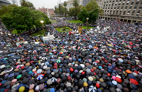 המוני מפגינים דורשים תשובות בעקבות רצח ניסמן בבואנוס איירס (צילום: AP) (צילום: AP)