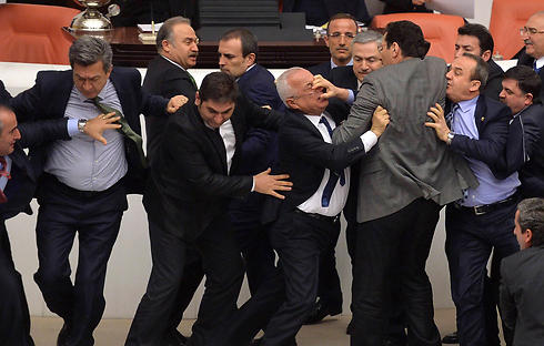 דיון בפרלמנט הטורקי על הגדלת סמכויות המשטרה הידרדר במהרה לאלימות פיזית. חמישה מחוקקים נפגעו, בהם אחד שנפל במדרגות ושניים שהוכו בפטישו של יו"ר הפרלמנט (צילום: רויטרס) (צילום: רויטרס)