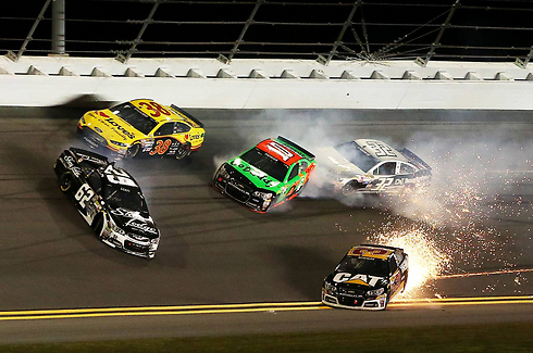 בדייטונה ביץ' בפלורידה נערך מרוץ המכוניות NASCAR ובמהלכו אירעה תאונה שבה היו מעורבות כמה מכוניות (צילום: AFP) (צילום: AFP)