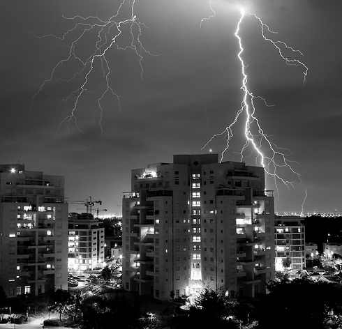 Lightning strikes in Kiryat Ono. (Photo: Pini Natarovich)