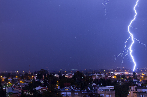 Lightning in Yehud. (Photo: Shmuel Goldberg)