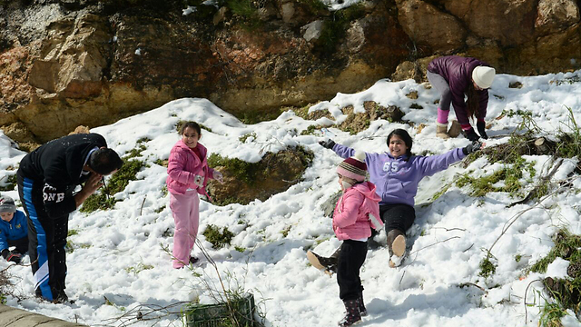 משחקים בשלג בירושלים לפני שנתיים. התמונות יחזרו על עצמן? (צילום: ג'ורג' גינסברג) (צילום: ג'ורג' גינסברג)