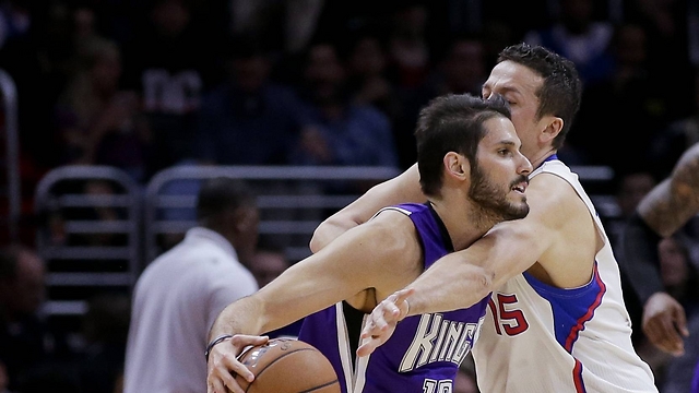 Omri Casspi playing for the Kings (Photo: AP)