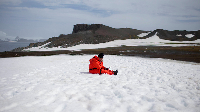מנוחת המדען. עובד במכון הארקטי בצ'ילה נח ברוברט איילנד. נאס"א משתמשת באנטארקטיקה כדי לבחון כיצד בני אדם יתמודדו עם טיסה למאדים (צילום: AP) (צילום: AP)