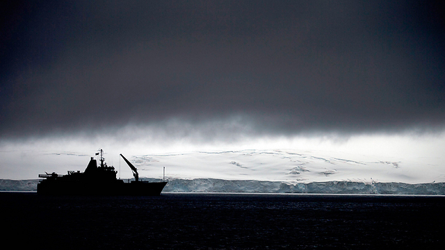 ספינת חיל הים של צ'ילה, באזור הארכיפלג שטלנד. זהו האזור שמעליו יש חור באוזון, כתוצאה מפעולות מעשה ידי האדם (צילום: AP) (צילום: AP)