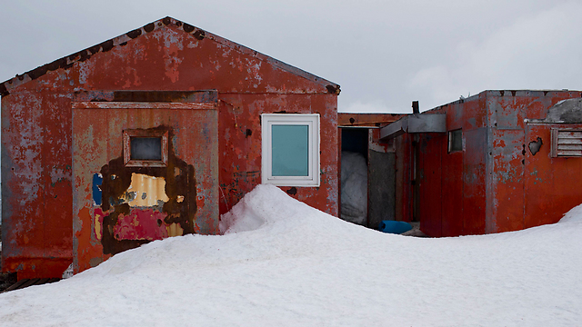 שלג מכסה את הבניינים שבהם משתכנים המדענים הצ'יליאנים ברוברט איילנד. הטמפרטורה יכולה להגיע ממעט מעל האפס עד לעשרות מעלות מתחתיו (צילום: AP) (צילום: AP)