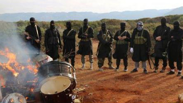 בלוב, דאעש - המקפיד על חוקי ההלכה האיסאלמית הנוקשים ביותר - שרף כלי נגינה ()