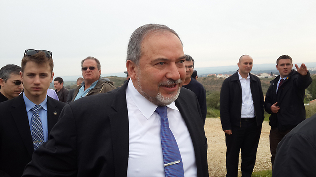 שר החוץ בגבעת קובי, היום (צילום: רועי עידן) (צילום: רועי עידן)