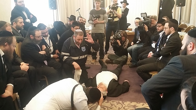 Rabbis practice first aid at Prague conference (Photo: EJA)