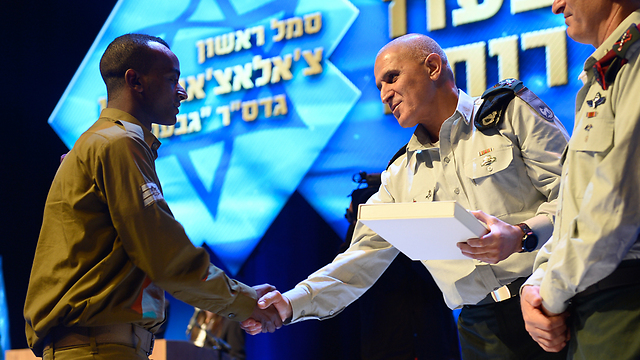 Givati Staff Sergeant shakes hands with Turgeman (Photo: IDF Spokesperson's Unit)