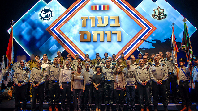 The heroic soldiers with IDF Southern Command officers (Photo: IDF Spokesperson's Unit)