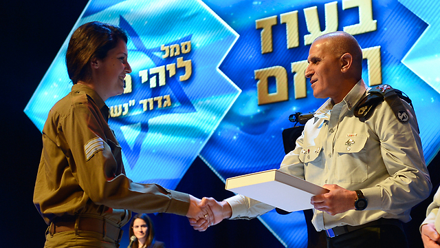 Turgeman with honoree (Photo: IDF Spokesperson's Unit)