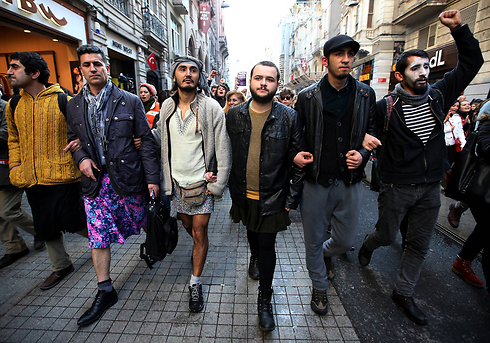 למען זכויות הנשים. גברים בחצאיות בטורקיה (צילום: AP) (צילום: AP)