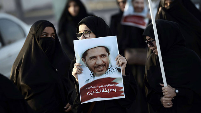 מפגינות נגד מעצר מנהיג האופוזיציה השיעי שייח עלי סלמאן (צילום: AFP) (צילום: AFP)