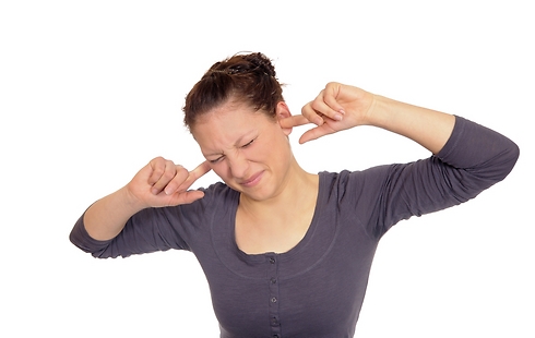 לא יכולה לשמוע אותו מדבר עליה (צילום: Shutterstock) (צילום: Shutterstock)