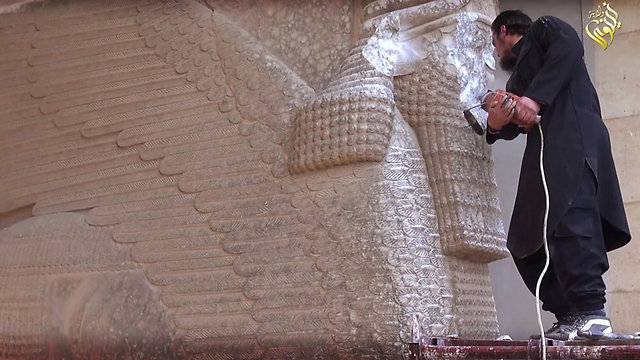 IS militants destroy Assyrian artifacts (Photo: AP) (Photo: AP)