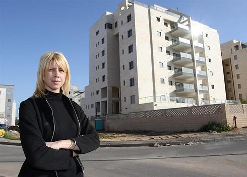 ענבל אלמוג על רקע הבניין החדש שבו רכשה דירה עם בעלה גיא, ובינתיים מסירת הדירה מתעכבת. "מצוקת דיור - בשידור חי" (צילום: אבי מועלם) (צילום: אבי מועלם)