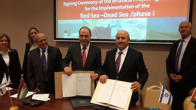 Israel's Silvan Shalom with Jordan's Nasser sign deal 