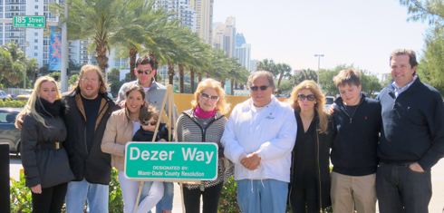 משפחת  דזר עם השלט הרחוב הנושא את שמם בסאני איילז ביץ' ()