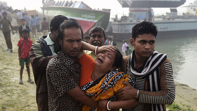 לפחות 70 בני אדם נהרגו בבנגלדש בטביעת מעבורת שהתנגשה בסירה. בתצלום: תושבים בפאטוריה מתקשים לעכל את הבשורה שגופת בן משפחתם נמצאה במים (צילום: AFP) (צילום: AFP)