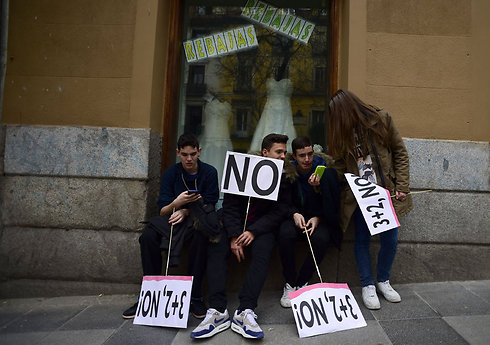 סטודנטים במדריד מוחים על הרפורמה בחינוך שהשיק השר חוסה איגנסיו ווט (צילום: AFP) (צילום: AFP)
