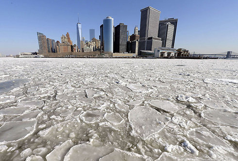 נהר ההדסון שמפריד בין ניו יורק לניו ג'רזי קפא בגל הקור הקיצוני שפוקד את מזרח ארה"ב (צילום: AFP) (צילום: AFP)