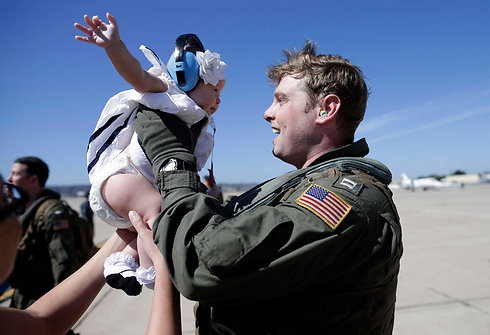 ליוטנט גרגורי קמפבל מהצי האמריקני פוגש בסן דייגו את בתו התינוקת ברננדט בפעם הראשונה. קמפבל שב משבעה חודשי שירות בבסיס באוקיינוס השקט (צילום: AP) (צילום: AP)