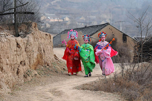 נשים סיניות בלבוש מסורתי (צילום: רויטרס) (צילום: רויטרס)