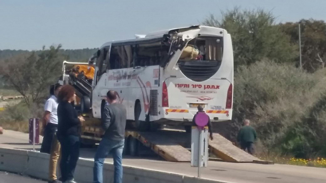 האוטובוס שבו נסעו הנשים שנהרגו (צילום: בראל אפרים) (צילום: בראל אפרים)