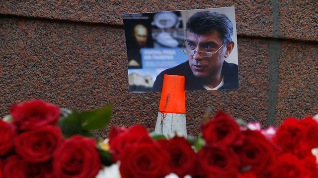 פרחים במקום שבו נורה נמצוב, הבוקר במוסקבה (צילום: רויטרס) (צילום: רויטרס)