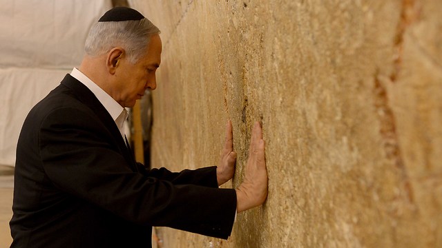 PM Benjamin Netanyahu at Kotel (Photo: Avi Ohayon, GPO)