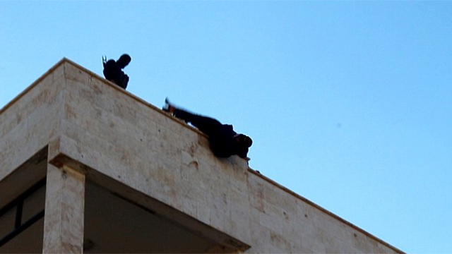 IS militants throw man off roof for being gay