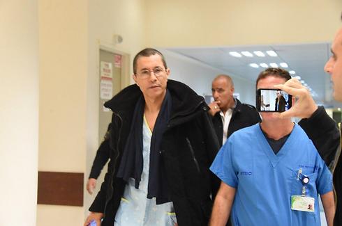 טביב יוצא מבית החולים בלילה שבו אירע המקרה (צילום: יאיר שגיא, ידיעות אחרונות) (צילום: יאיר שגיא, ידיעות אחרונות)