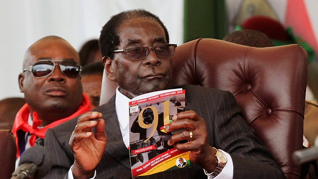 בן 91 ועדיין שולט ביד רמה בארצו. נשיא זימבבואה מוגאבה (צילום: רויטרס) (צילום: רויטרס)