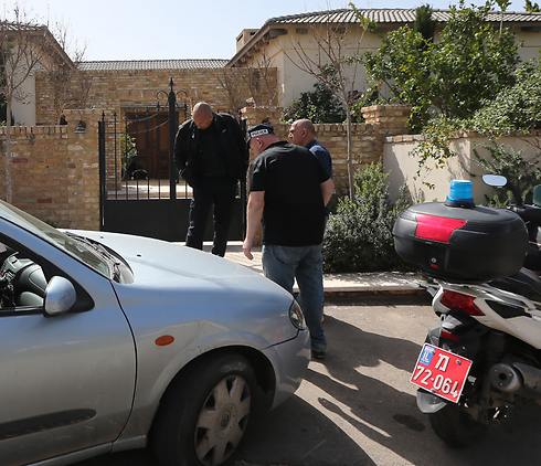 שוטרים מחוץ לביתו של טביב הבוקר (צילום: אורן אהרוני) (צילום: אורן אהרוני)