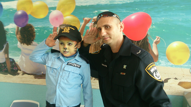 גם אריה, גם שוטר. חליל סבאח עם רס"ר ספייה    (צילום: מוחמד שינאווי) (צילום: מוחמד שינאווי)