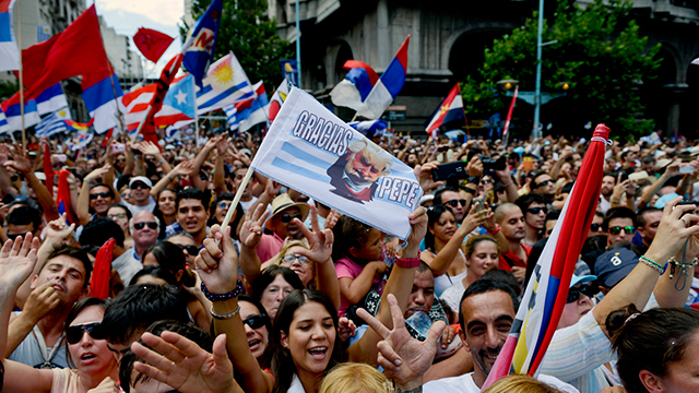 תושבי אורוגוואי מודים לנשיא הפורש (צילום: AP) (צילום: AP)