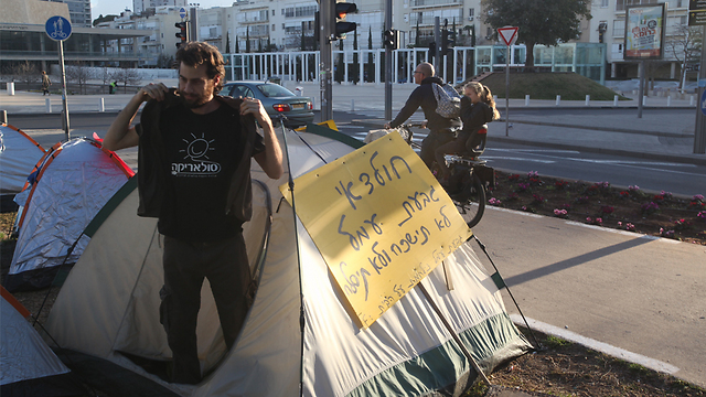 Activist on Rothschild Boulevard (Photo: Motti Kimchi)