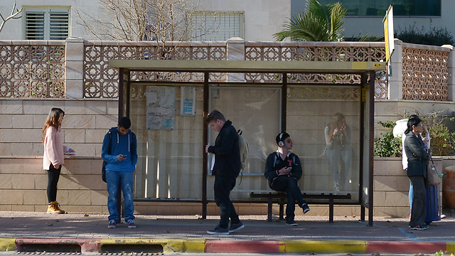 מחכים בתחנה באשדוד  (צילום: אבי רוקח) (צילום: אבי רוקח)