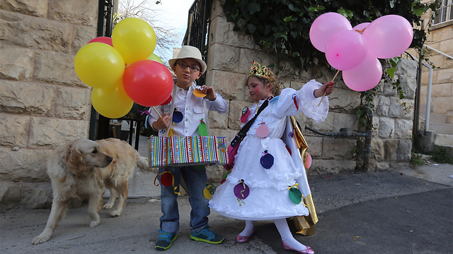 מחופשים בבית הספר בן גוריון בירושלים  (צילום: גיל יוחנן) (צילום: גיל יוחנן)