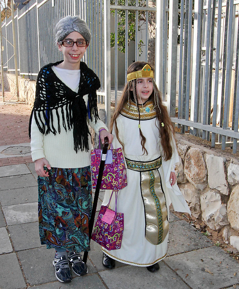 Traditional looks for girls in Netanya (Photo: Ido Erez)