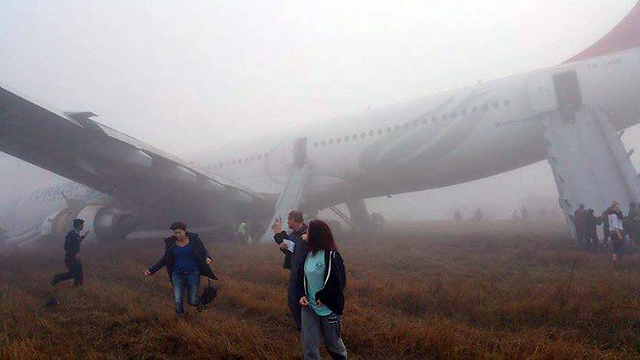 המטוס על המסלול לאחר שהחליק (צילום: EPA) (צילום: EPA)