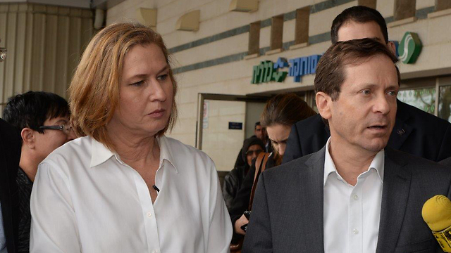 Livni and Herzog at Saroka Medical Center. (Photo: Herzel Yosef)