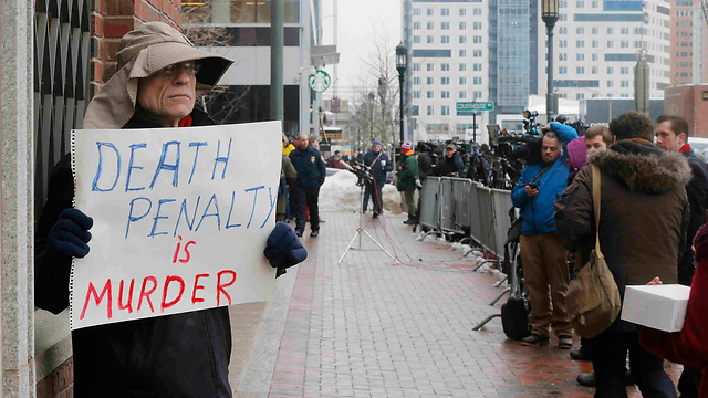 "עונש מוות הוא רצח". מפגין מחוץ לבית המשפט (צילום: רויטרס) (צילום: רויטרס)