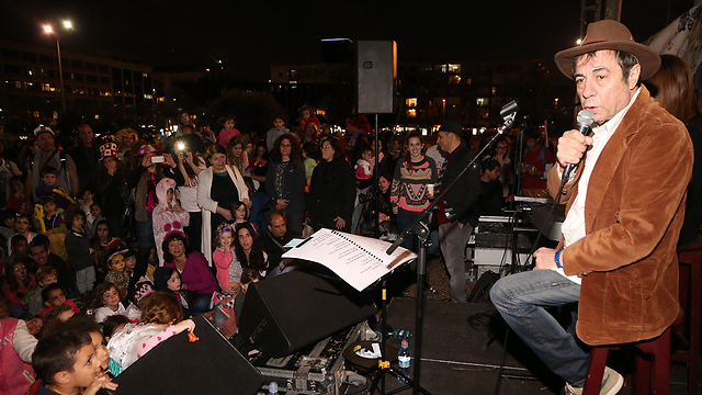 Yehonatan Geffen performing at a demonstration (Photo: Motti Kimchi) (Photo: Motti Kimchi)