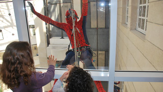 Spiderman drops in at Schneider Children's Hospital in Petah Tikva. (Photo: Schneider Hospital)